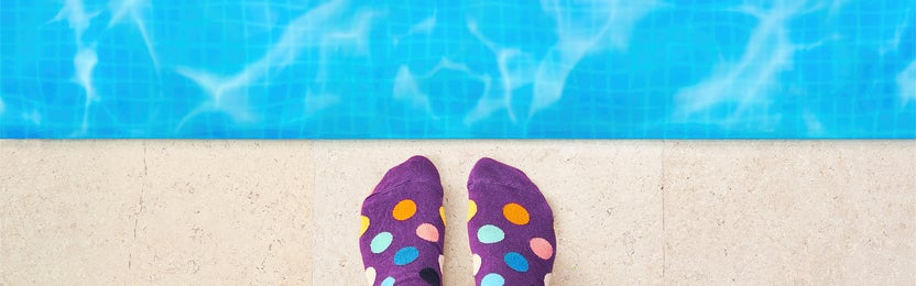 Fau mit Füssen in Socken am Pool