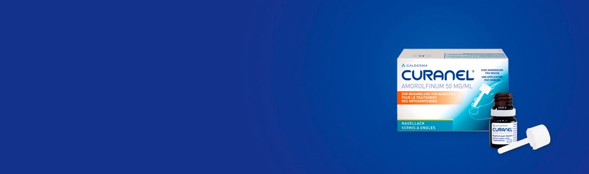 Curanel® Nagelpilz Nagellack vor blauem Hintergrund